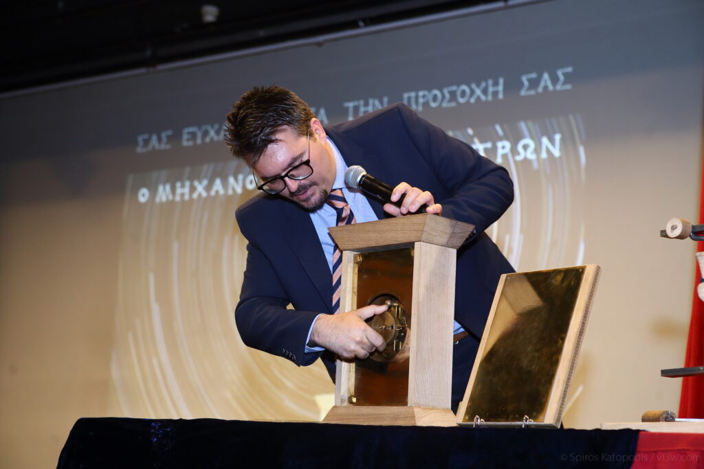 Presenting the Functional Replica of the Antikythera Mechanism at the Archaeological Museum of Thessaloniki 1